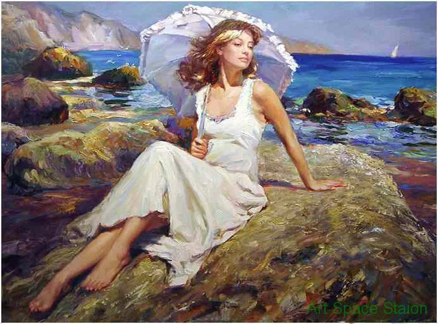 Sexy femme en robe blanche avec parapluie en bord de mer de haute