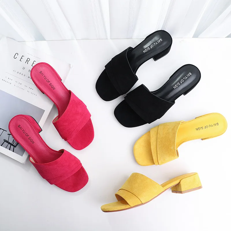 Высококлассные Летние босоножки из замши ярких цветов женские Вьетнамки со складками и открытым носком; пляжные сандалии на среднем каблуке; тапочки с оборками; y861