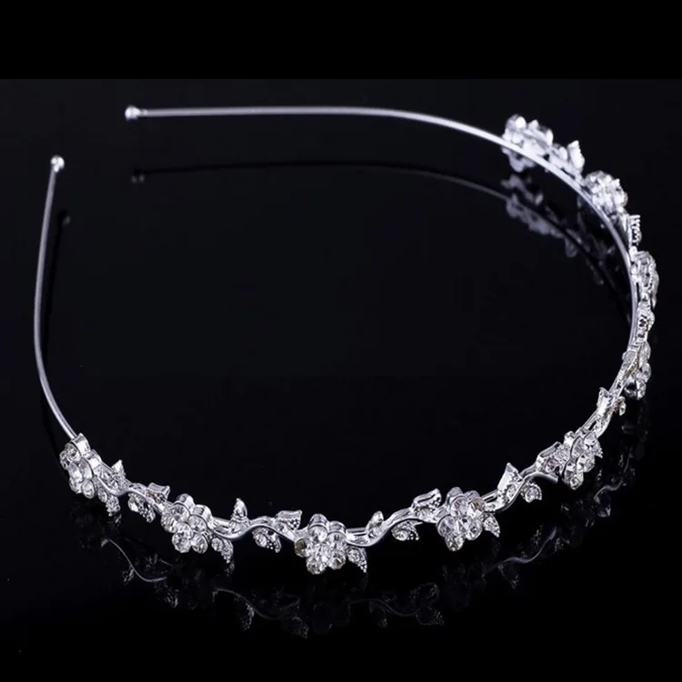 

Flower hair hoops the head of the bride's headband