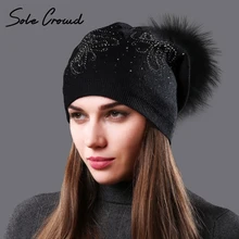 Подошва из толпы Для женщин кружевами и украшением в виде бабочки шляпы крашение меха енота помпонами Шапки женские зимние, вязаные, теплые шерстяная Осенняя шапка головные уборы skullies beanies