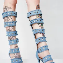 Летние новые модные синие джинсовые сапоги-гладиаторы до колена г., женские сапоги на высоком каблуке с металлическим украшением пикантные ботинки с вырезами