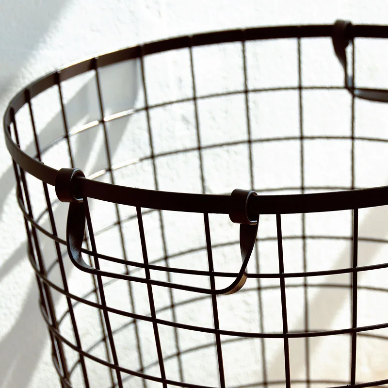 basket with wood bottom Basket with wood bottom