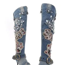 Высококачественные женские сапоги до колена на высоком каблуке из джинсовой ткани, украшенные бисером; джинсовые сапоги на тонком каблуке в байкерском стиле; настоящая фотография;