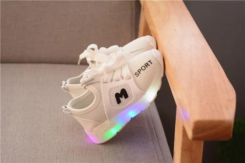 Светодиодный свет детская повседневная обувь светящаяся спортивная обувь для мальчиков и девочек от 1 до 5 лет мягкая прогулочная беговая Обувь для новорожденных - Цвет: Белый