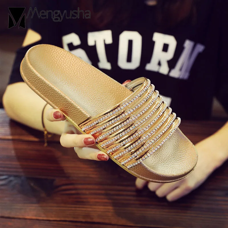 Известный дизайнерское ожерелье сандалии женская обувь на плоской подошве со стразами; Вьетнамки; цвет золотой/серебристыми переливами, Пляжные тапочки женская летняя обувь c360