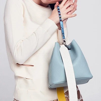Под змеиную кожу; Широкий ремень через плечо сумка-мешок Для женщин сумки из натуральной кожи контрастного Цвет сумка через плечо из искусственной кожи через плечо сумка дамская, на заклепках через плечо сумка - Цвет: blue