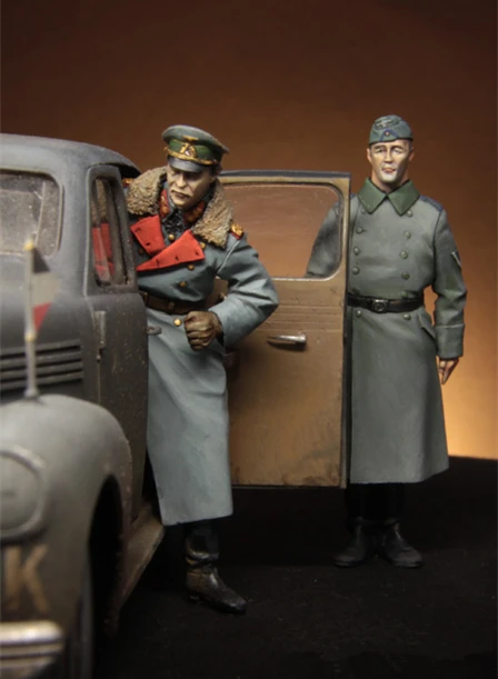 1/35 Resin Figure Model Kit German General and his driver  Unassembled unpainted Top