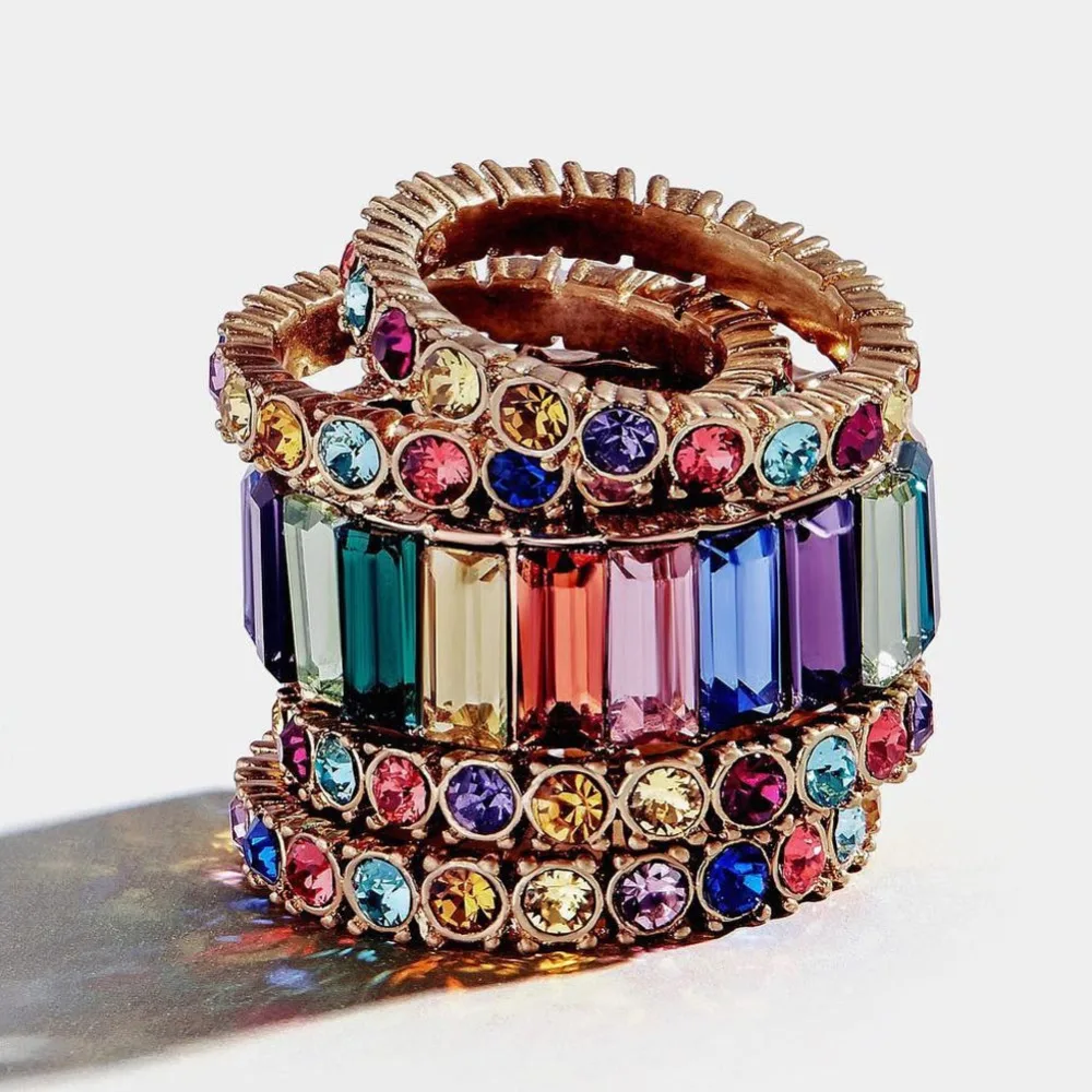 кольцо дорожка с цветными камнями. кольцо дорожка с разноцветными камнями. радужное кольцо бижутерия. ювелирное кольцо радуга с камнями. радужное колечко.