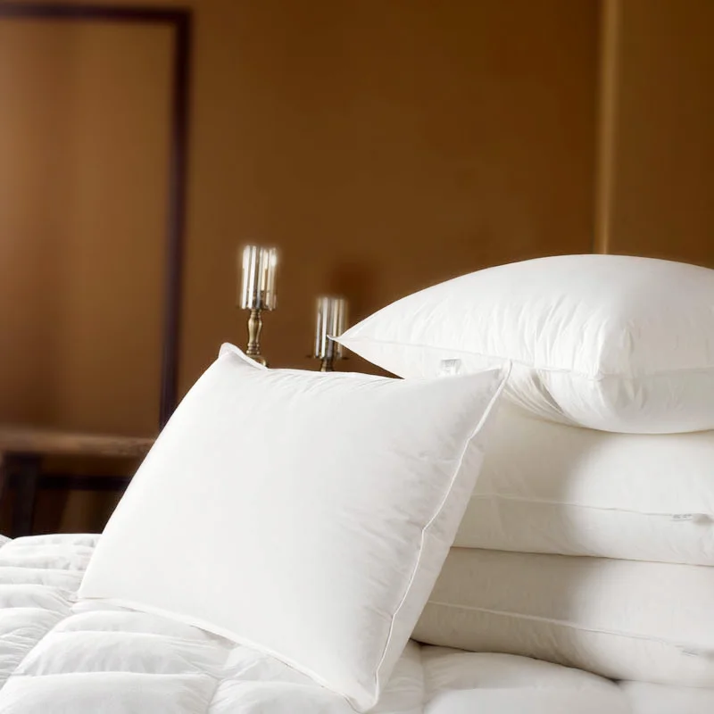 Декоративные подушки для гостиниц. Одеяло и подушка. Подушки для отелей и гостиниц какие выбрать. Hotel pillow. Складки на подушке.