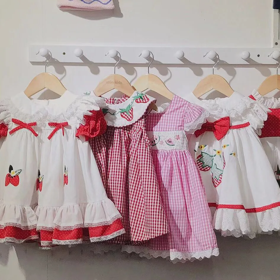 В году, летнее испанское качественное платье крутое дышащее кружевное платье горничной с рисунком клубники Одежда для маленьких девочек от 2 до 6 лет