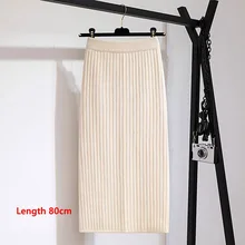 Зимняя теплая трикотажная прямая юбка в рубчик средней длины