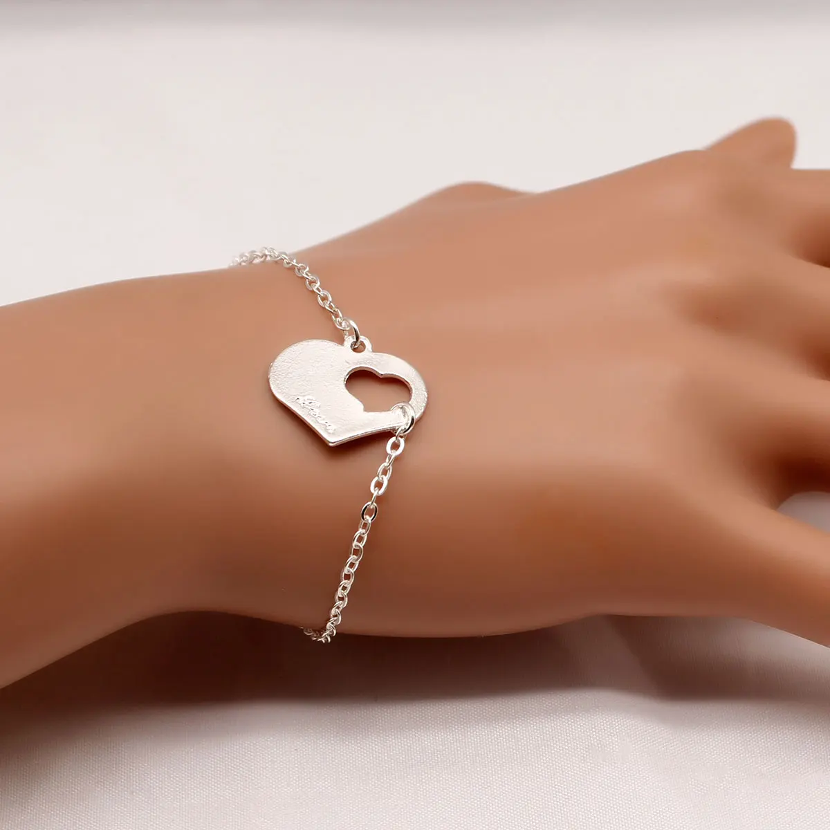 

Cute Hollow Love Heart Bracelets for Women Simple Exquisite Adjustable Chain Charm Bracelet Jewelry