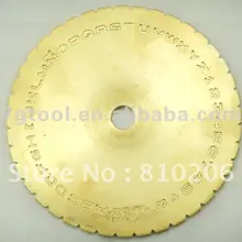 Внутри кольца гравировка шрифта/плиты