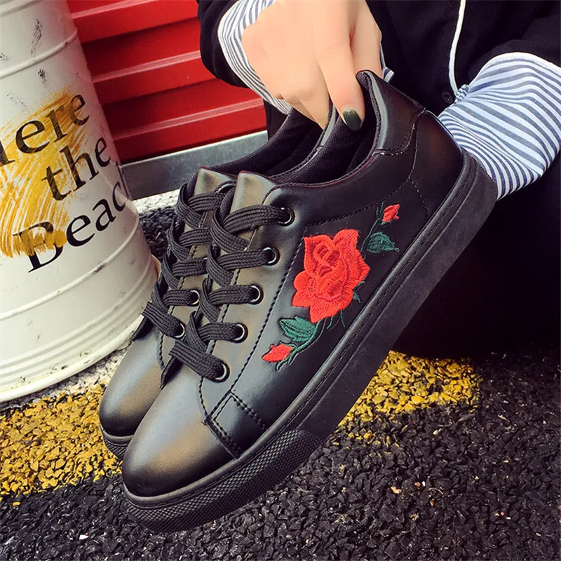 tenis com rosas bordadas