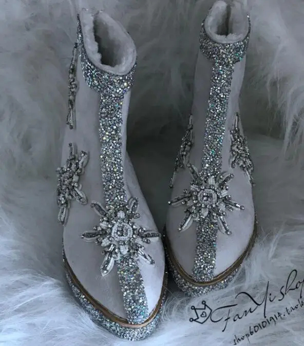Новинка; модные бархатные теплые женские зимние ботинки ручной работы с острым носком, украшенные бисером и снежинками; стразы