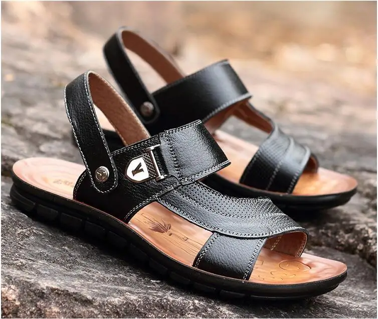 Классические мужские мягкие сандалии; летние классические пляжные мужские шлепанцы с металлическим украшением; удобные мужские туфли на плоской подошве; H326