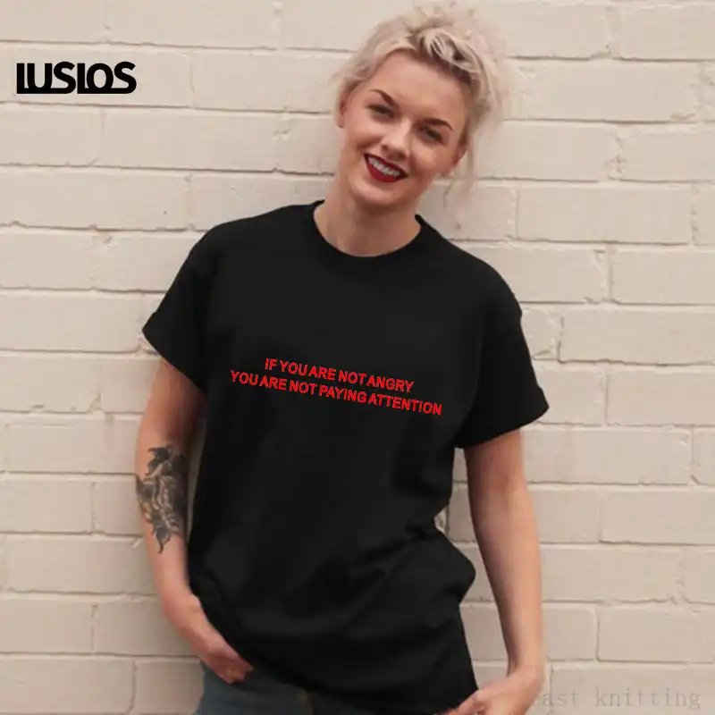 camiseta negra con letras blancas