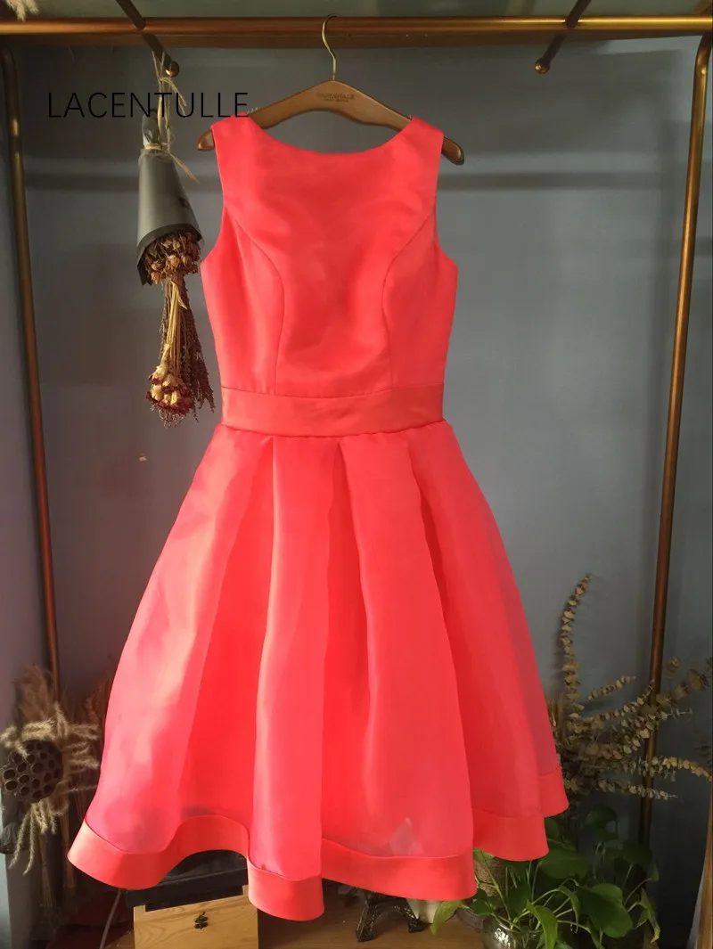 

Sleeveless knee Length Short Red Homecoming Party Dress with Bow(s)