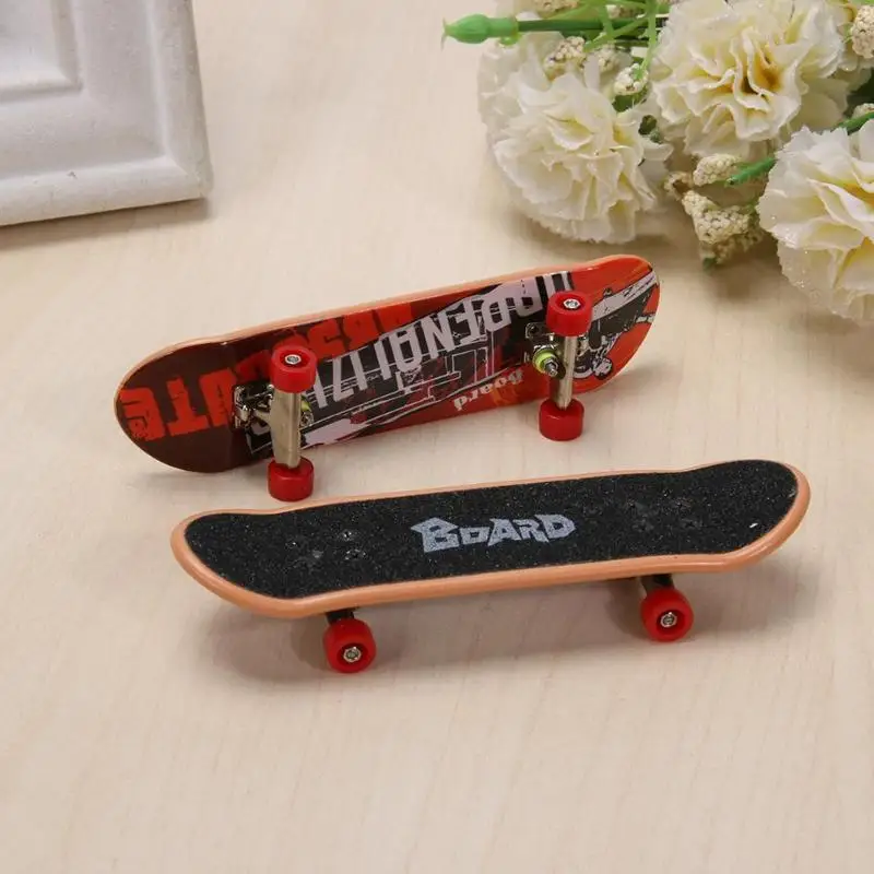 

2pcs Alloy Mini Finger Skating Board Table Game Toy Kids Skateboard Gifts Skate Boarding Toys Children Gifts Party Favor Toy