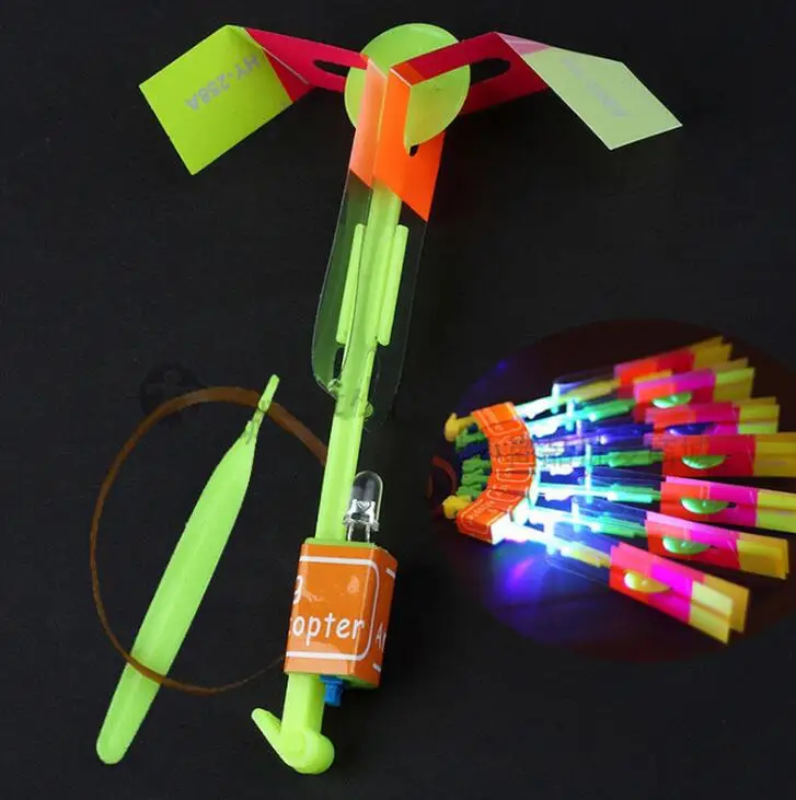 Günstige 100 stücke lot oder 50 stücke Erstaunliche Licht Pfeil Rakete Hubschrauber Fliegen Spielzeug LED Licht Flash Spielzeug Party Spaß geschenk Gummiband Katapult