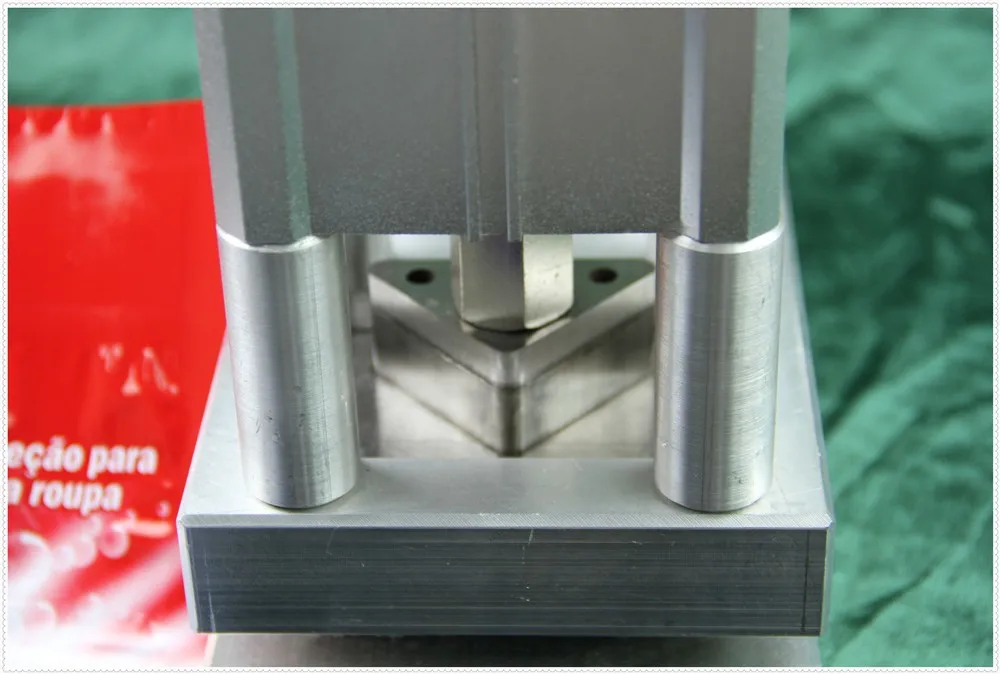 1.5mmxtriangle hole 015