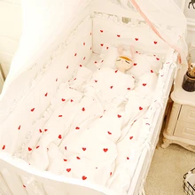Детские постельные принадлежности комплект бампер наволочка простыня принцесса стиль белый с красным сердцем для девочек комплект КРОВАТКИ моющиеся настроить размер
