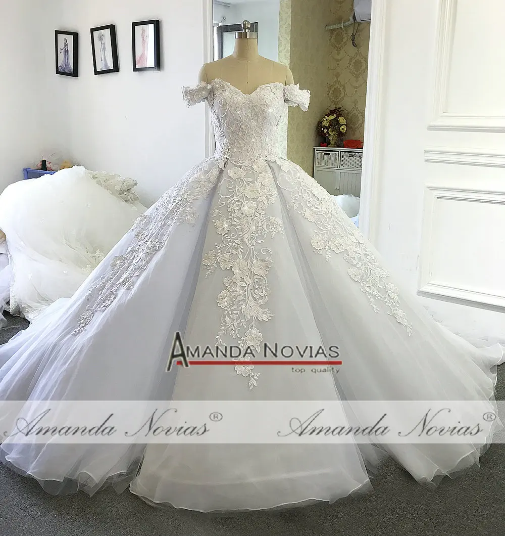 

Amanda Novias Luxury wedding dress 2019 Off The Shoulder Straps Bridal Dress Dubai