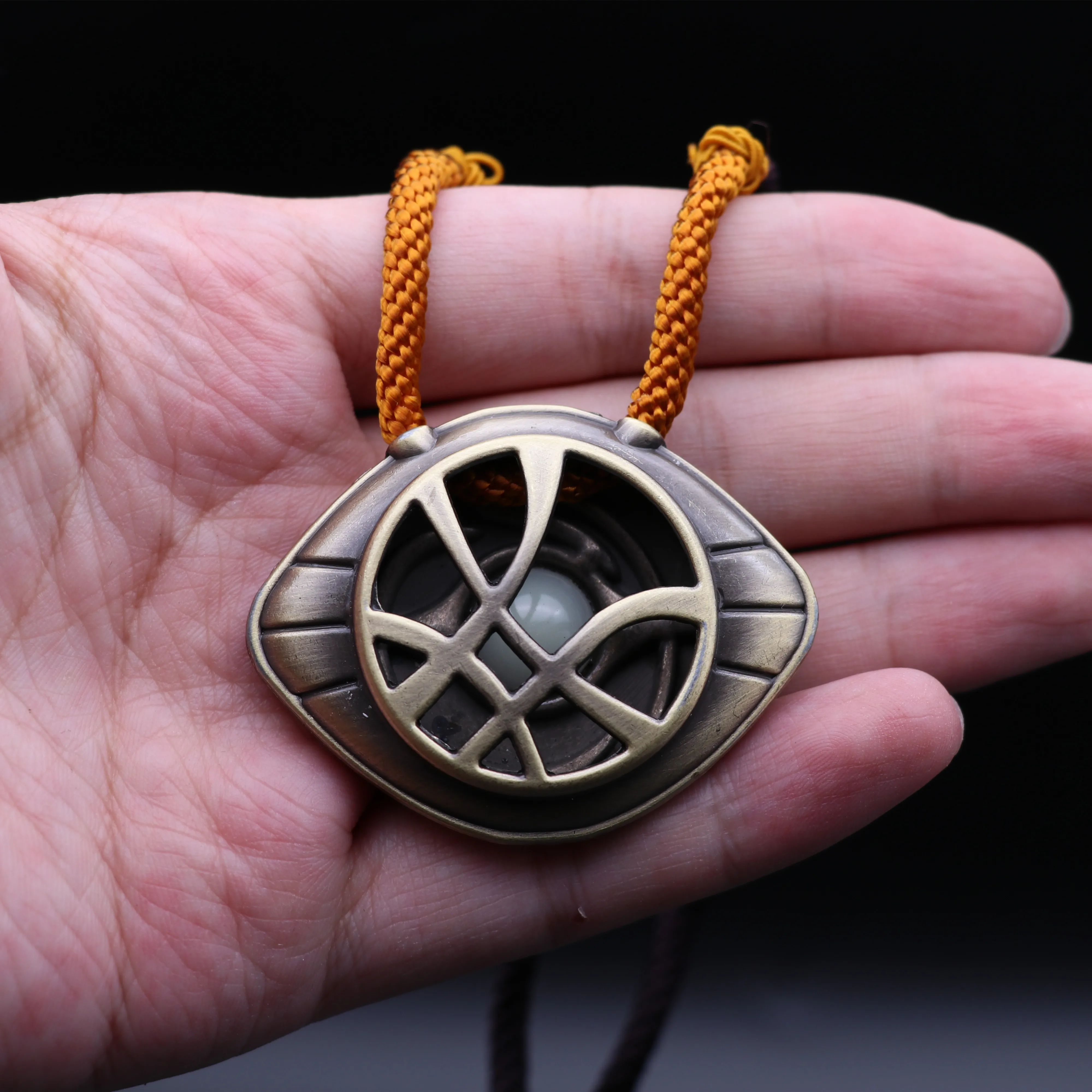 

Superhero Movie Doctor Strange Neckalce The Avengers Cosplay Badge Eye Of Agamotto Night Lights Necklace Christmas Present