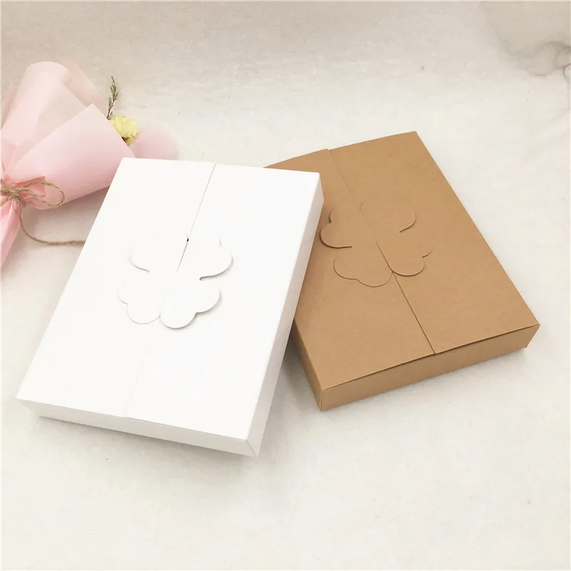 

20Pcs/Lot 16x12.6x2.5cm Regular Four-leaf Clover Pattern Paper Box For Friendship Cookie Pizza Macaron Cake Packing Storage Box