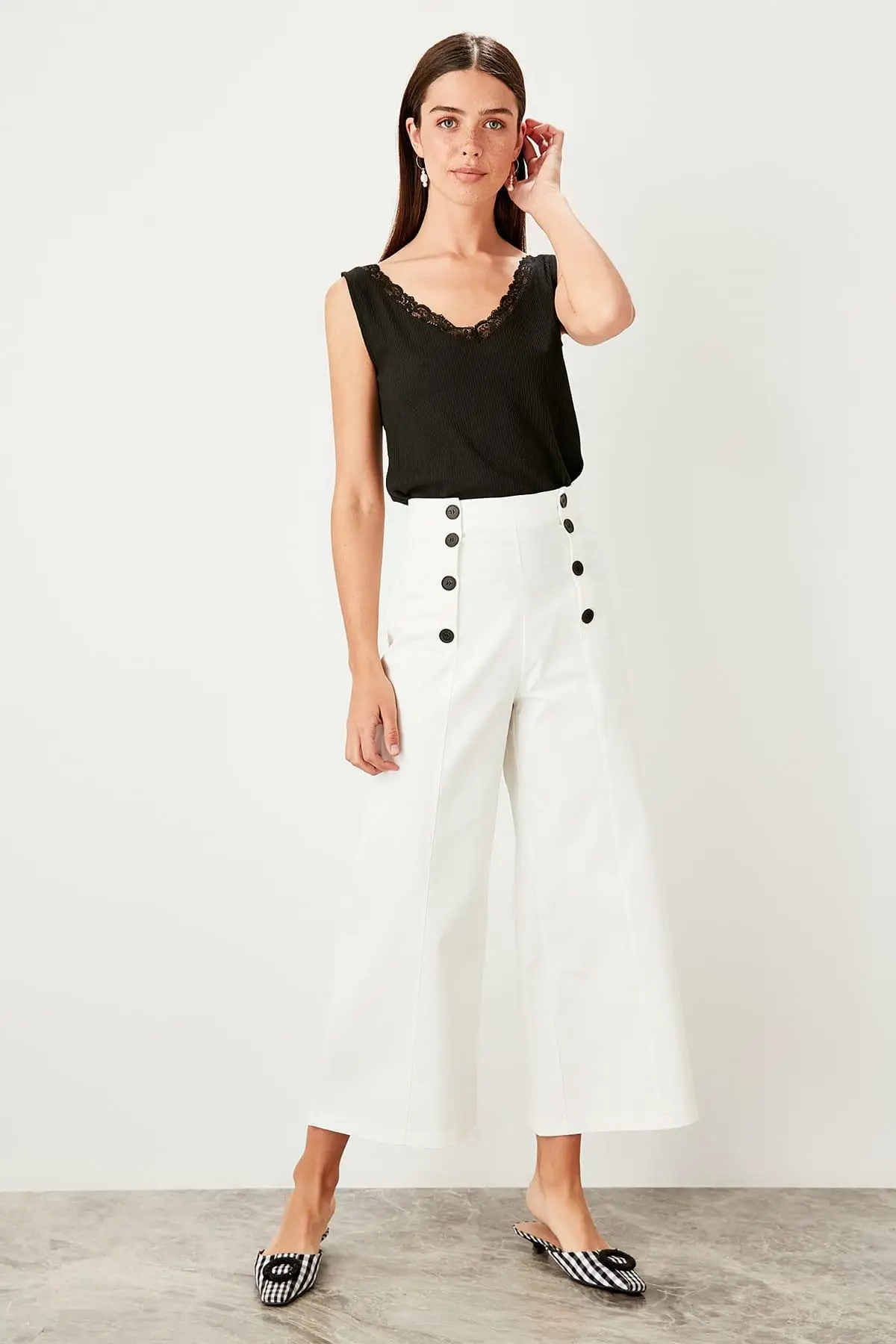 

Trendyol White Button Detail Pants TWOSS19XM0280