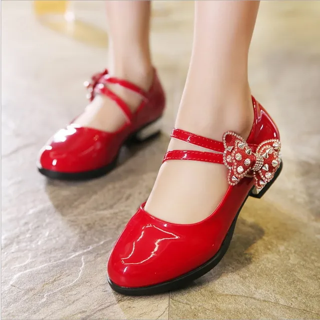 childs red shoes