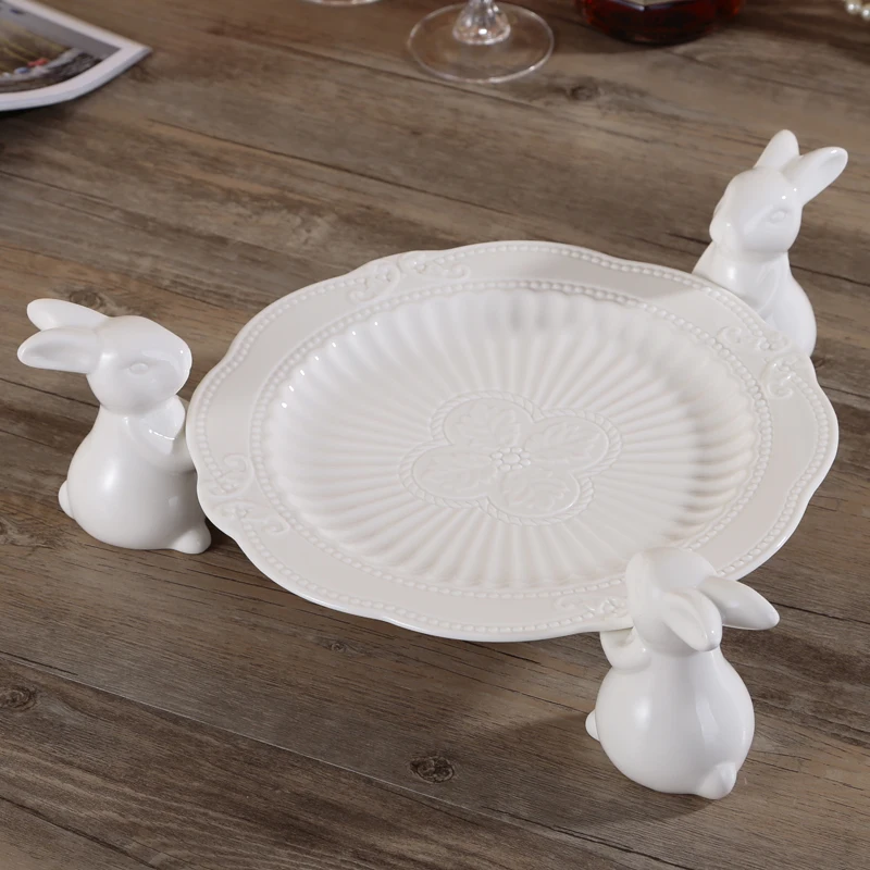 Kopen Nordic Leuke Witte Keramische Drie Bunny Hold Taart Plaat Fruit Lade Bruiloft Dessert Platen Creatieve Home Decoratie Ornamenten