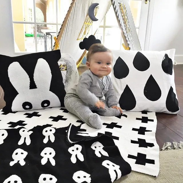 

Baby Blanket Black White Cute Rabbit Swan Cross Knitted Plaid For Bed Sofa Cobertores Mantas BedSpread Bath Towels Play Mat Gift