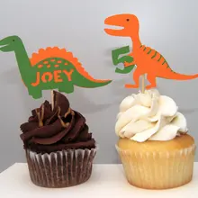 Пользовательское имя и возраст динозавр кекс Toppers День рождения Свадьба для новобрачных, вечеринка в честь новорождённого зубочистки помолвочная шпажка для еды
