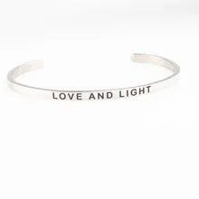 Любовь и свет браслет из нержавеющей стали 4 мм ширина Женщины Мужчины Открытый манжета браслет с мантрой лучшие подарки для учительниц Mum Dady