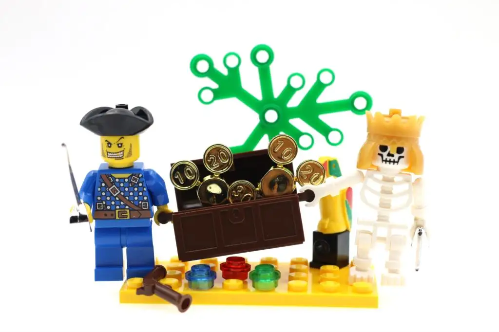 312 27P Pirate Treasure Caribbean Constructor Model Kit Blocks Compatible LEGO Bricks Toys for Boys Girls Children Modeling 312 27P Pirate Treasure Caribbean Constructor Model Kit Blocks Compatible LEGO Bricks Toys for Boys Girls Children Modeling