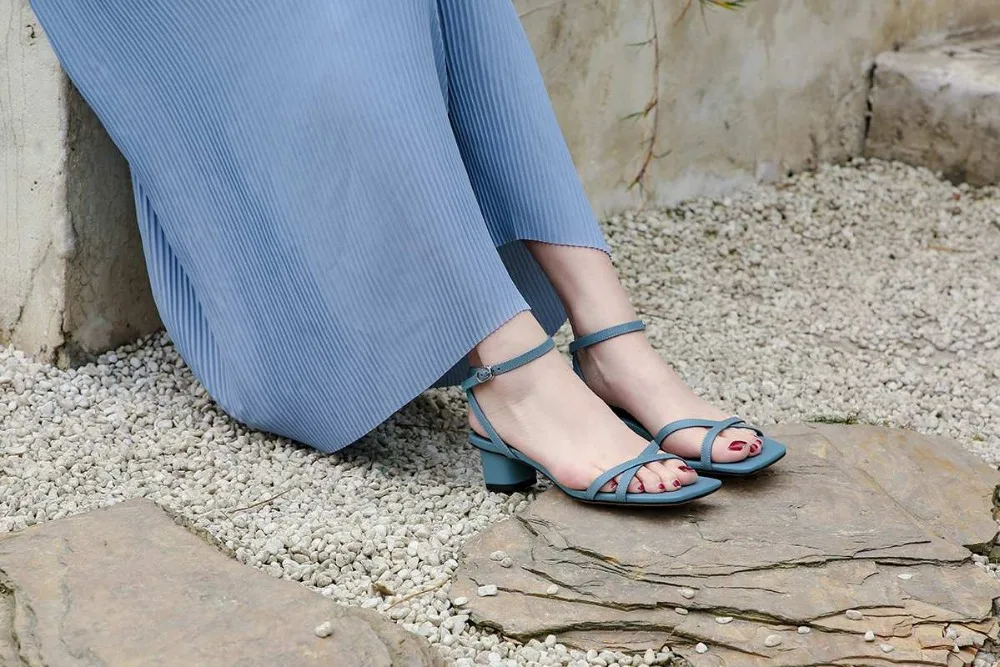 Krazing pot/Уличная обувь из натуральной кожи в стиле кинозвезды; обувь на среднем каблуке в Корейском стиле; элегантные удобные Босоножки с открытым носком и пряжкой на ремешке; L35