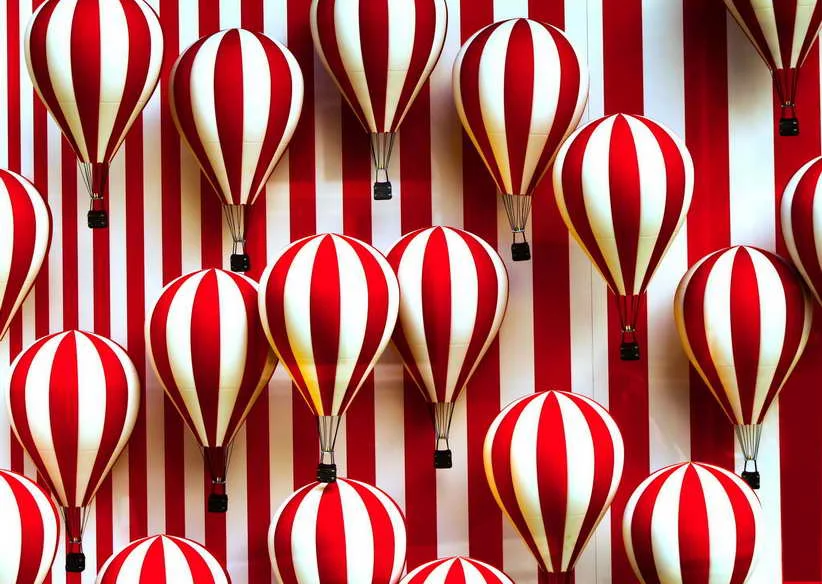 Red and white. Красно белая полоска. Полосатые обои. Полосатые шарики воздушные. Шарики красные и белые.