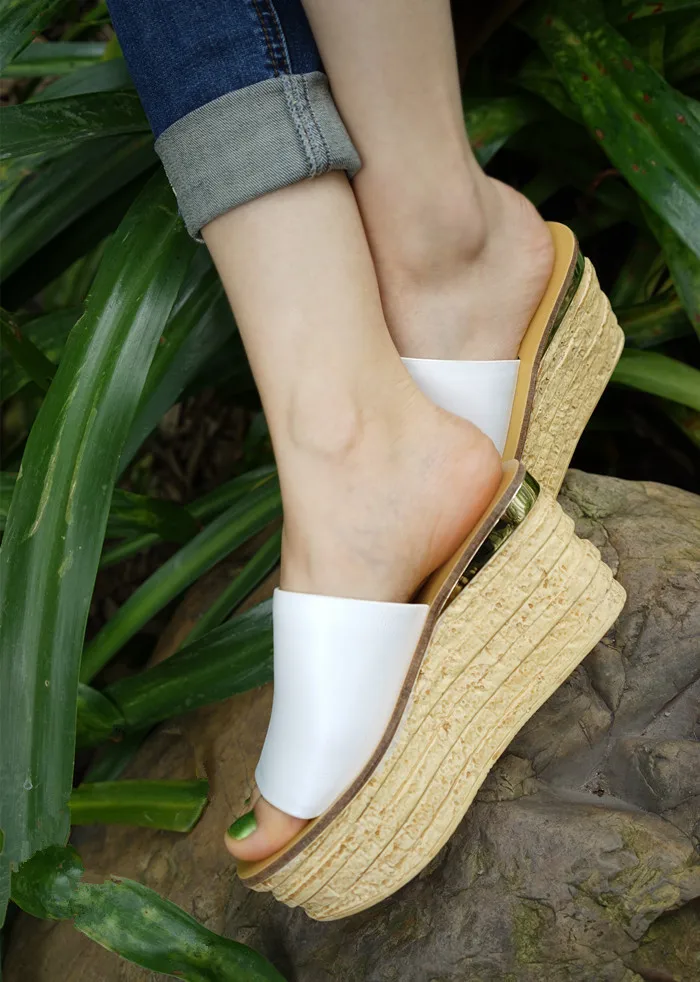 Chaussures femme; босоножки на танкетке 8 см; стильные туфли без задника из спилка; цвет черный, белый; женские летние шлепанцы на высокой платформе; размеры 34-40