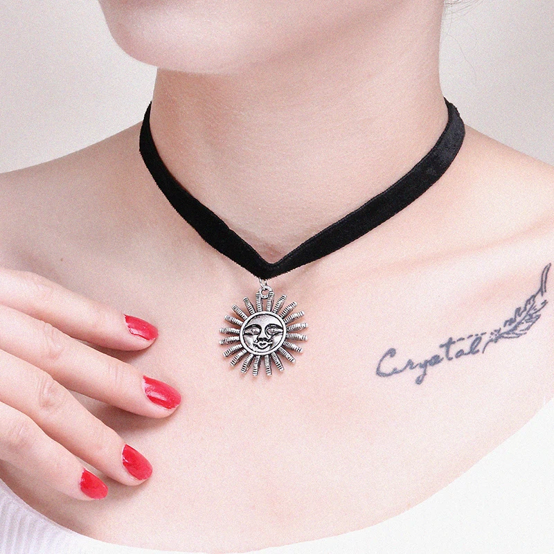 

Classic Goth Leon Sun Pendant Choker Necklace Black Ribbon Velvet Chockers Cosplay Jewelry For Women Collier Femme gargantilla