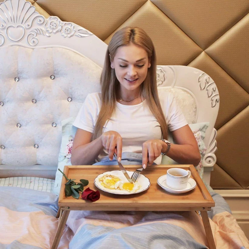 Ceny SUFEILE drewniane składany stolik na laptop śniadanie obejmujące łóżko tace, regulowany składany z klapką do góry i nogi komputer stojak na biurko