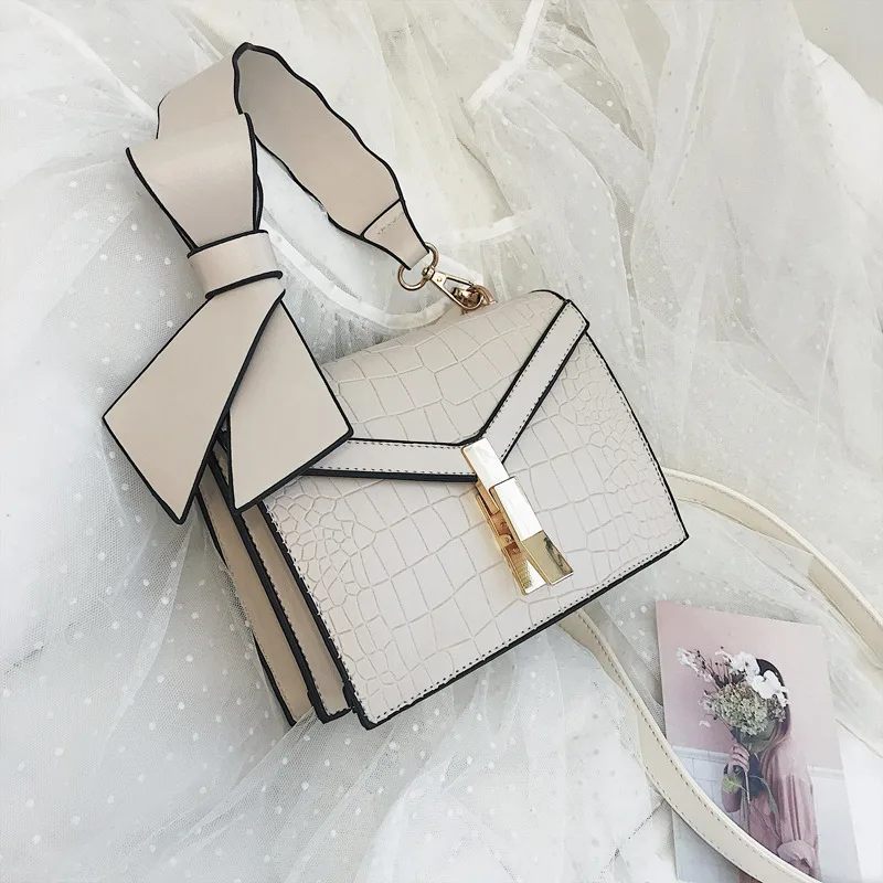 Британская мода, простая маленькая квадратная сумка, женская дизайнерская сумка, высокое качество, искусственная кожа, заклепки, кисточка, цепь, сумки на плечо qq230 - Цвет: Белый