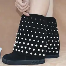 Бежевые/черные замшевые женские ботильоны с белыми жемчужинами и шипами; сезон осень-зима; модные ботинки на танкетке 8 см, увеличивающие рост