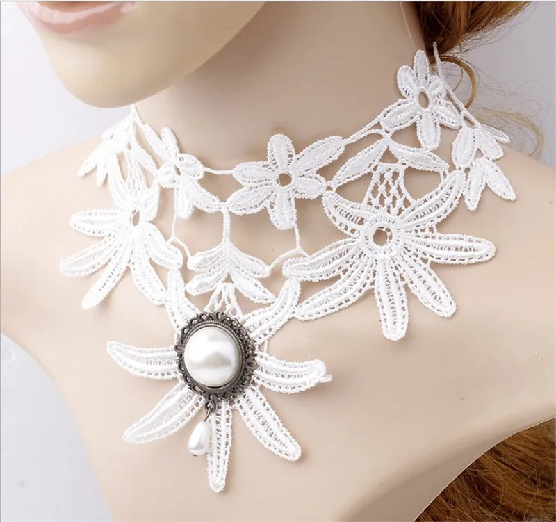 

A White Lace Princess Palace Pearl Necklace Clavicular Necklace