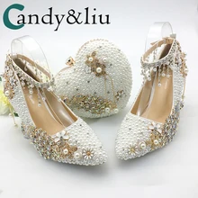 Женская обувь Свадебные вечерние туфли-лодочки с острым носком на каблуке, украшенные белыми жемчужинами, кристаллами и металлическими цветами павлина; большие размеры 43-47