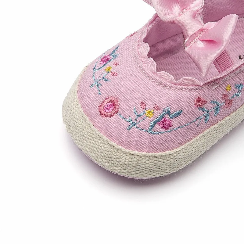 Для маленьких девочек обувь белого кружева цветочной вышивкой Мягкая обувь Prewalker прогулки Дети обувь принцессы