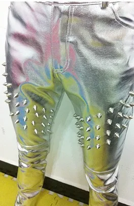 Новые мужские брендовые модные блестящие серебристые кожаные брюки больших размеров с заклепками, мужские сексуальные кожаные брюки