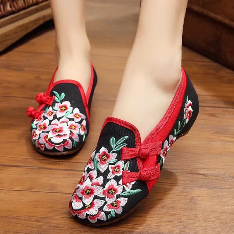 

New Design Breathable Embroidered Cloth Canvas Shoes Outdoor Soft Women Retro Walking Shoes Female Boho Style Shoes