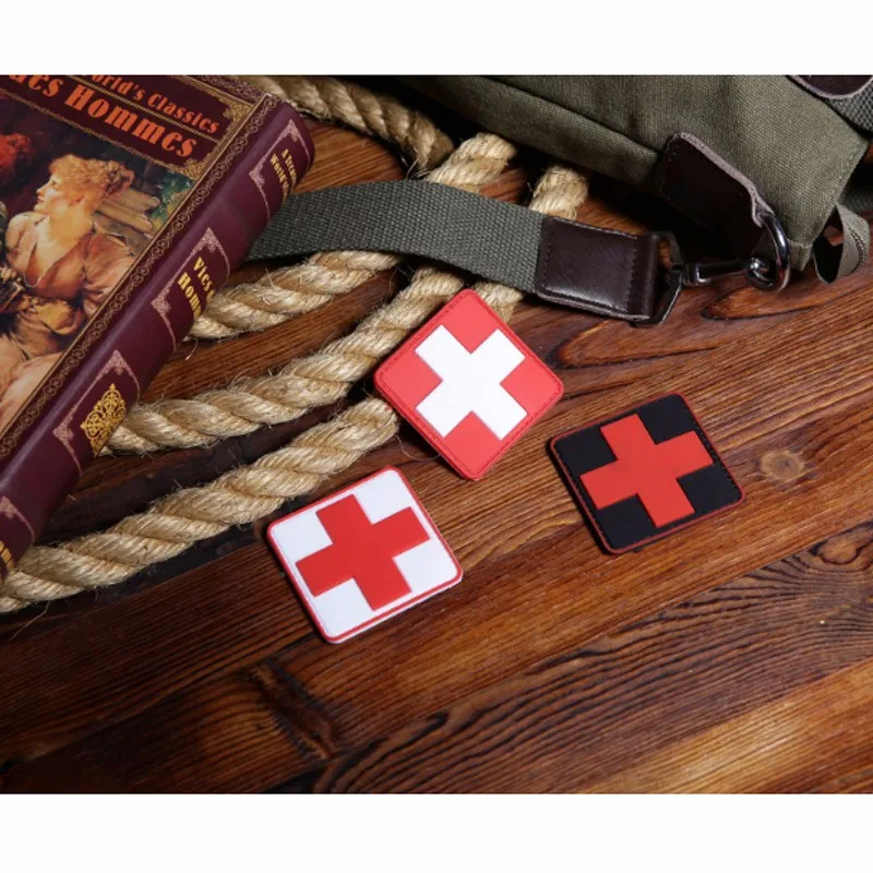 Горячая ПВХ красная нарукавная повязка с крестом медицинская обработка логотип тактические нарукавники водонепроницаемые резиновые украшения патч для сумки шляпа команда логотип