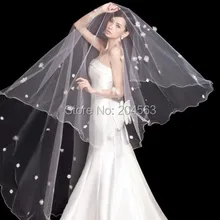 Длинная белая или свадебная вуаль цвета слоновой кости с цветами